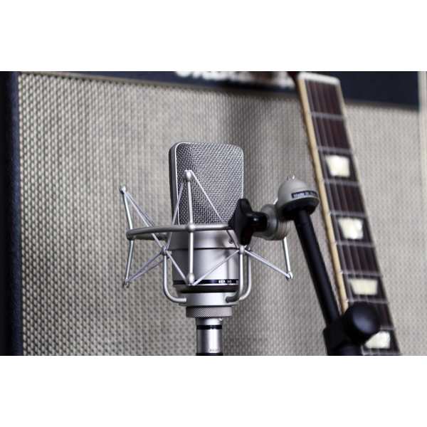 TLM_103x1_desktop_TLM-103-In-Front-Of-Guitar-Amp_G