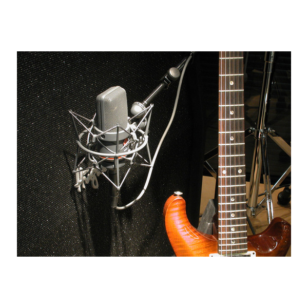 TLM_170_Rx1_desktop_TLM-170-R-Guitar-Amp-Close_G