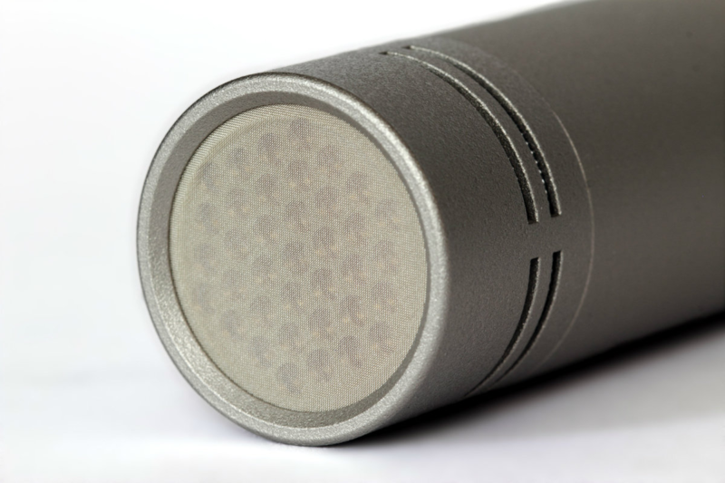 Small diaphragm condenser microphones such as the KM 184 are usually pencil-shaped with the capsule at the end of the body tube.