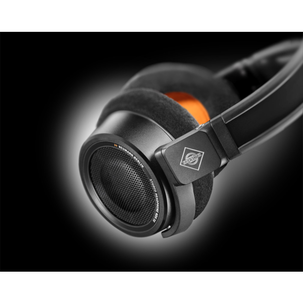 NDH-30-Black-Edition-Macro-2_Neumann-Headphone._G