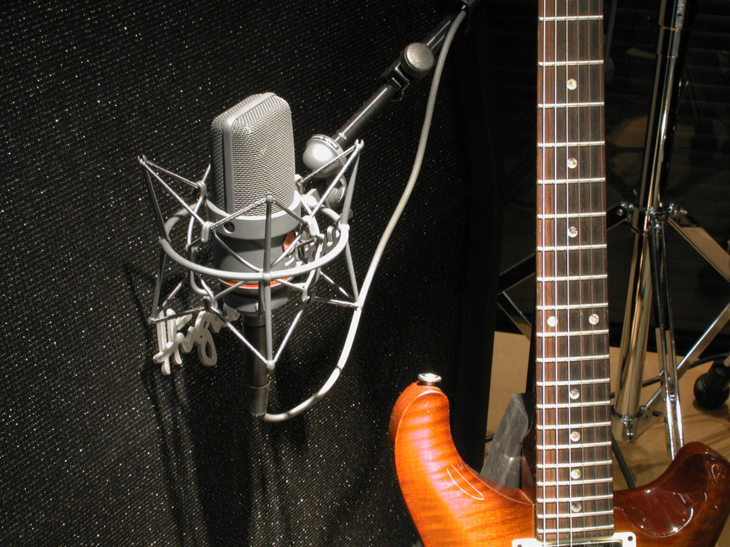 TLM-170-R-Guitar-Amp-Close_G