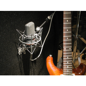 TLM-170-R-Guitar-Amp-Close_G